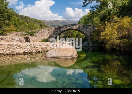 pont médiéval en pierre sur la rivière Banque D'Images