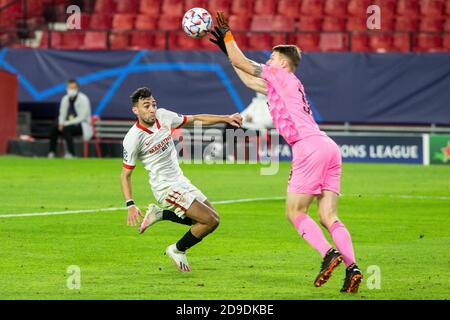 Munir El Haddadi de Séville et Matvey Safonov de Krasnodar lors de la Ligue des champions de l'UEFA, Group Stage, match de football du Groupe E entre Sevilla FC P. Banque D'Images