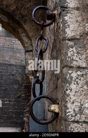 Une vue rapprochée de la chaîne de porte en fer isolée dans la porte d'entrée arrière du fort Kalaburagi, Kalaburagi, Karnataka/Inde-octobre 30.2020 Banque D'Images