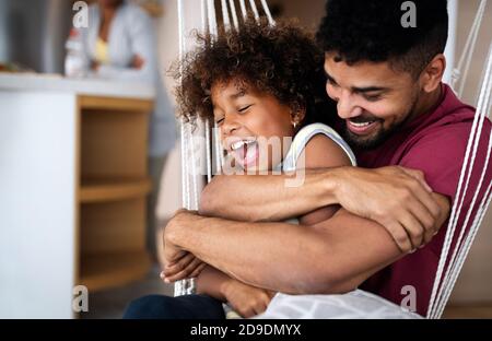 Bonne famille et fête des pères. Enfant fille embrassant et embrassant avec papa. Banque D'Images