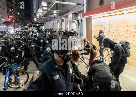 New York, États-Unis. 04e novembre 2020. Des policiers et des manifestants se font face dans les rues de Manhattan à New York le 4 novembre 2020. (Photo de Lev Radin/Sipa USA) crédit: SIPA USA/Alay Live News Banque D'Images