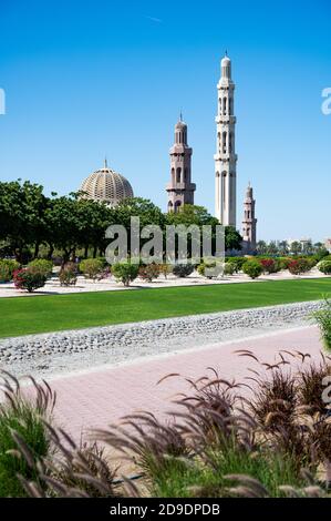 La grande mosquée du Sultan Qaboos à Muscat, Sultanat d'Oman. Financée par le Sultan Qaboos bin Said al Said, la mosquée abrite le plus grand han du monde Banque D'Images