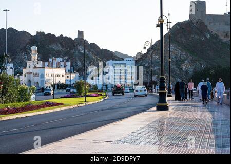 Sultanat d'Oman : Muttrah, le vieux quartier de Muscat, connu pour son souk, son château et le corniche, un quartier populaire de marche. Banque D'Images