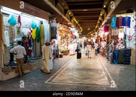 Sultanat d'Oman : Muttrah, le vieux quartier de Muscat, connu pour son souk, son château et le corniche, un quartier populaire de marche. Homme, omanais, dans la ba Banque D'Images