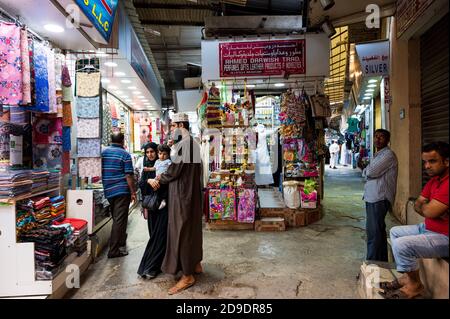 Sultanat d'Oman : Muttrah, le vieux quartier de Muscat, connu pour son souk, son château et le corniche, un quartier populaire de marche. Homme, omanais, dans la ba Banque D'Images