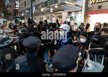 New York, NY - 4 novembre 2020 : des policiers et des manifestants se confrontent dans les rues de Manhattan Banque D'Images