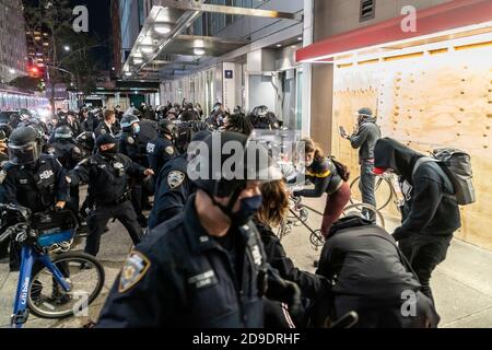 New York, NY - 4 novembre 2020 : des policiers et des manifestants se confrontent dans les rues de Manhattan Banque D'Images