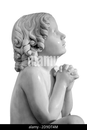 Statue de garçon priez Dieu avec les mains tenues ensemble. Belle vieille statue en pierre de l'enfant de prière isolé sur fond blanc Banque D'Images