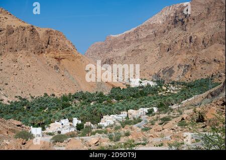 Sultanat d'Oman : village et paysage typique de Wadi Tiwi Banque D'Images