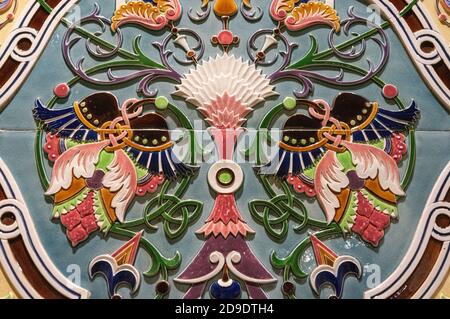 Céramique aux motifs traditionnels peints à la main. Détail des tuiles traditionnelles azulejos de la façade de la vieille maison à Lisbonne, Portugal Banque D'Images