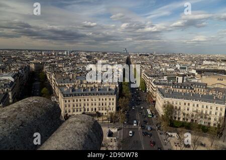 Magnifique vue panoramique sur Paris depuis le toit de l'Arc de Triomphe. Champs Elysées et la Tour Eiffel Banque D'Images