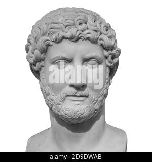 Détails de la tête et des épaules de l'ancien homme avec sculpture de barbe. Face antique avec statue de whiskers isolée sur fond blanc Banque D'Images