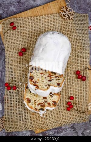 Des tranches de la cuisine traditionnelle allemande de noël appelée 'Stollen' ou 'Christstollen', un pain de fruits aux noix, aux épices et aux fruits secs ou confits Banque D'Images