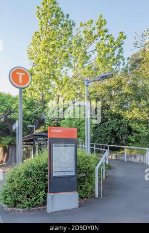 La rampe d'accès entre les arbres du côté est De la gare de Gordon, sur la rive nord verdoyante de Sydney, à Australie Banque D'Images