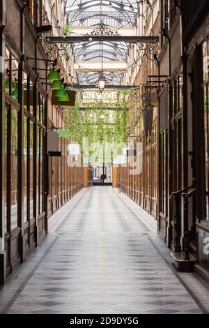 Chemin vide parisien pour les magasins Banque D'Images