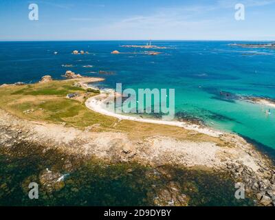 Vue aérienne de l'île de Stagadon dans l'estuaire de l'Aber Wrac'h, le long de la côte d'Abers. Plage avec mer verte et cristalline Banque D'Images
