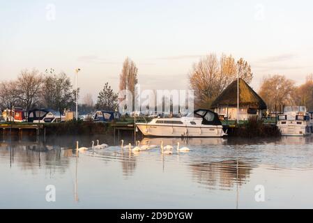 Sur Cambridgeshire, Royaume-Uni. 5 novembre 2020. Nagé sur la rivière Great Ouse dans la brume matinale lors d'un matin d'automne glacial. Crédit : Julian Eales/Alay Live News Banque D'Images