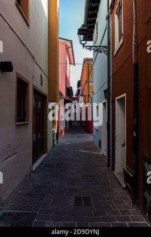 Passage étroit entre les vieux bâtiments colorés du centre-ville. Caorle Italie Banque D'Images