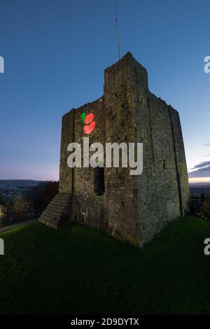 Grand coquelicot rouge projeté sur le mur du château de Clitheroe pour le jour du souvenir. Vallée de Ribble, Lancashire Banque D'Images