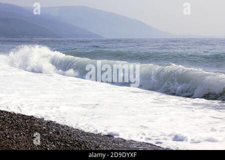 grandes vagues sur la mer noire contre le fond de montagnes Banque D'Images
