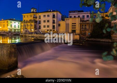 Vue sur la chute d'eau et un barrage sur la rivière Sile avec Magnifique ciel bleu la nuit Trévise Italie Banque D'Images