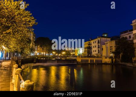 Vue sur la chute d'eau et un barrage sur la rivière Sile avec Magnifique ciel bleu la nuit Trévise Italie Banque D'Images