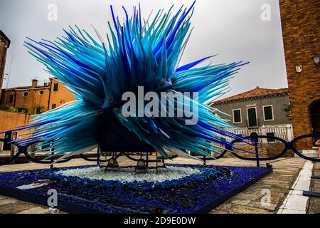 Décoration bleue en verre sur l'île de Murano célèbre en verre Production près de Venise en Italie Banque D'Images