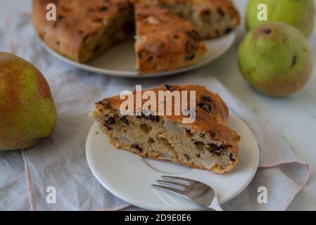 gâteau à la vanille maison avec copeaux de chocolat et poires Banque D'Images