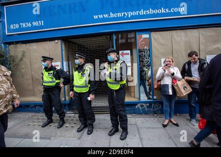 La police métropolitaine contrôle la manifestation anti-verrouillage « Save Our Rights » Londres contre les restrictions de confinement en cas de pandémie du coronavirus Banque D'Images