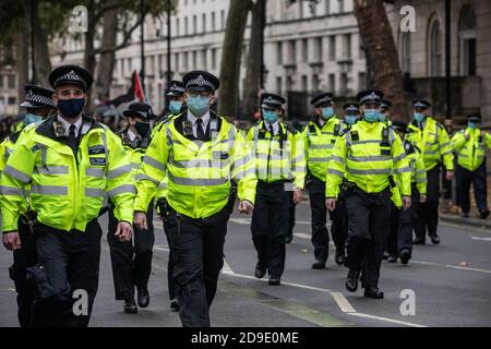 La police métropolitaine contrôle la manifestation anti-verrouillage « Save Our Rights » Londres contre les restrictions de confinement en cas de pandémie du coronavirus Banque D'Images