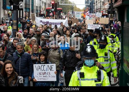 La police métropolitaine contrôle la manifestation anti-verrouillage « Save Our Rights » Londres contre les restrictions de confinement en cas de pandémie du coronavirus Banque D'Images