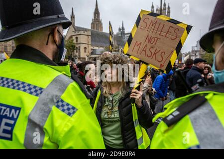 La police métropolitaine contrôle la manifestation anti-verrouillage « Save Our Rights » Londres contre les restrictions de confinement en cas de pandémie du coronavirus Banque D'Images