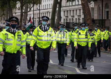 La police métropolitaine contrôle la manifestation anti-verrouillage « Save Our Rights » Londres contre les restrictions de confinement en cas de pandémie du coronavirus Banque D'Images