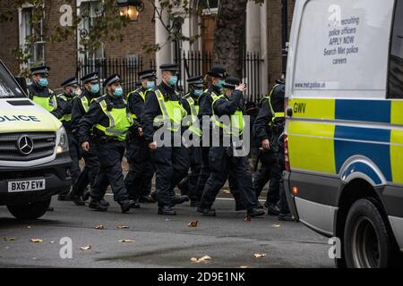 La police métropolitaine contrôle la manifestation anti-verrouillage « Save Our Rights » Londres contre les restrictions de confinement en cas de pandémie du coronavirus Banque D'Images