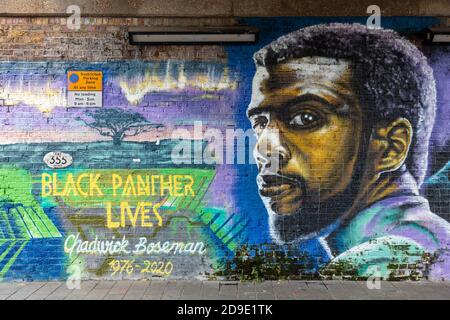 Fresque en hommage à l'acteur décédé Chadwick Boseman sur Pope's Road, Brixton, Londres, 4 novembre 2020 Banque D'Images