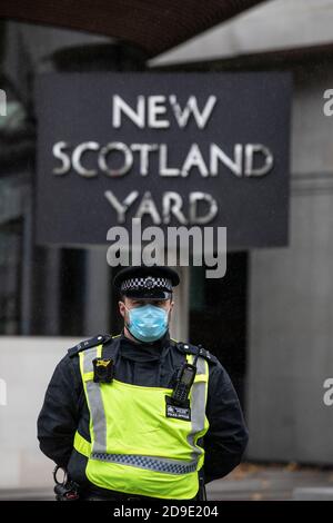 La police métropolitaine contrôle la manifestation anti-verrouillage « Save Our Rights » Londres contre les restrictions de confinement en cas de pandémie du coronavirus Banque D'Images