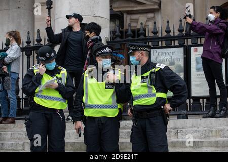 La police métropolitaine contrôle la manifestation anti-verrouillage « Save Our Rights » Londres contre les restrictions de confinement en cas de pandémie du coronavirus Banque D'Images