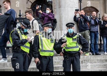 La police métropolitaine contrôle la manifestation anti-verrouillage « Save Our Rights » Londres contre les restrictions de confinement en cas de pandémie du coronavirus Banque D'Images