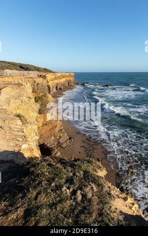 Falaises sur la côte de Jard-sur-Mer (Vendée, France) Banque D'Images