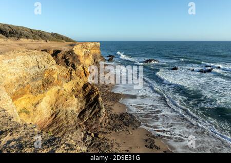 Falaises sur la côte de Jard-sur-Mer (Vendée, France) Banque D'Images