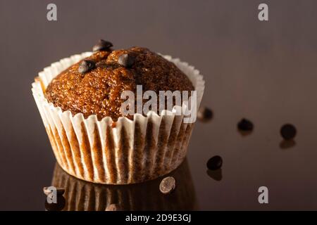 focus sélectif sur un muffin à gâteau fait maison sur glacé surface réfléchissante Banque D'Images