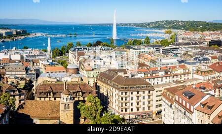 Vue panoramique sur la ville de Genève, la baie de Genève avec la fontaine à jet d'eau et le lac Léman, depuis la cathédrale par une belle journée d'été. Banque D'Images