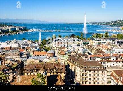 Vue panoramique sur la ville de Genève, la baie de Genève avec la fontaine à jet d'eau et le lac Léman, depuis la cathédrale par une belle journée d'été. Banque D'Images