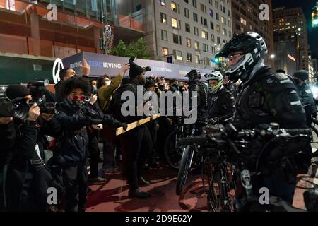 New York, États-Unis. 04e novembre 2020. Les policiers et certains manifestants se confrontent dans les rues de Manhattan (photo de Lev Radin/Pacific Press) Credit: Pacific Press Media production Corp./Alay Live News Banque D'Images