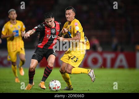 Tristan do (L) de Bangkok United F.C. et Kevin Deeromram (R) de Port FC vu en action pendant le match de la Ligue thaïlandaise 2020 entre Bangkok United F.C. et Port FC au stade de Thammasat.( score final; Bangkok United F.C. 0-1 ports FC.) Banque D'Images