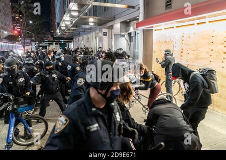 New York, États-Unis. 04e novembre 2020. Des policiers et des manifestants se font face dans les rues de Manhattan. Au départ, moins de 200 manifestants marchaient dans la rue et bloquaient le trafic (photo de Lev Radin/Pacific Press) Credit: Pacific Press Media production Corp./Alay Live News Banque D'Images