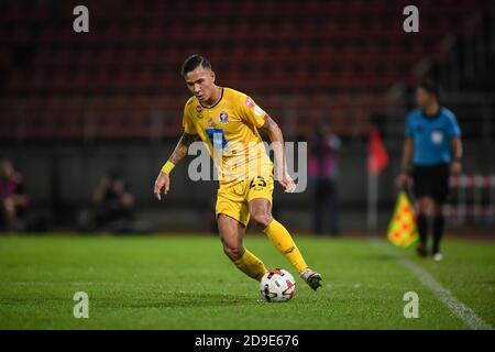 Kevin Deeromram de Port FC vu en action pendant le match de la Ligue thaïlandaise 2020 entre Bangkok United F.C. et Port FC au stade de Thammasat.( score final; Bangkok United F.C. 0-1 ports FC.) Banque D'Images