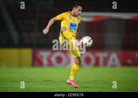 Nitipong Selanon de Port FC vu en action pendant le match de la Ligue thaïlandaise 2020 entre Bangkok United F.C. et Port FC au stade de Thammasat.( score final; Bangkok United F.C. 0-1 ports FC.) Banque D'Images