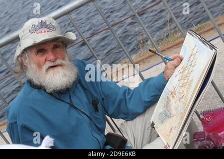 Greenock, Inverclyde, Écosse, Royaume-Uni, Greenock a accueilli la deuxième étape de la course, après Waterford, Irlande. Arrivé à James Watt Dock pour l'événement. L'artiste barbu peint l'événement Banque D'Images