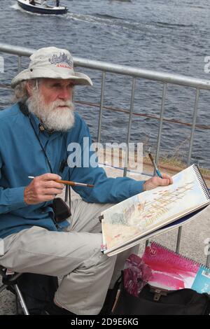 Greenock, Inverclyde, Écosse, Royaume-Uni, Greenock a accueilli la deuxième étape de la course, après Waterford, Irlande. Arrivé à James Watt Dock pour l'événement. L'artiste barbu peint l'événement Banque D'Images